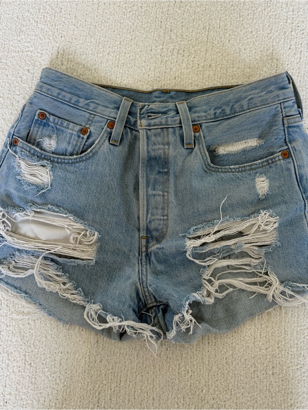 levi’s light wash 501 shorts size 27